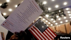 Des citoyens américains à l'aéroport de New York, le 10 avril 2017. 