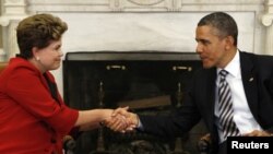 Barack Obama saudando a presidente Dilma, na Casa Branca
