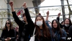 来自亚裔社区的示威者3月28日在巴黎第19区警察局前示威，抗议一名中国男子在家中与警察发生冲突时被警察开枪打死。