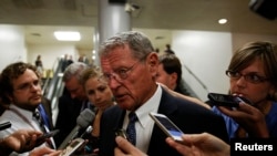 美國國會參議院軍事委員會共和黨資深議員英霍夫(James Inhofe, R-OK) 對記者發表談話（資料圖片）