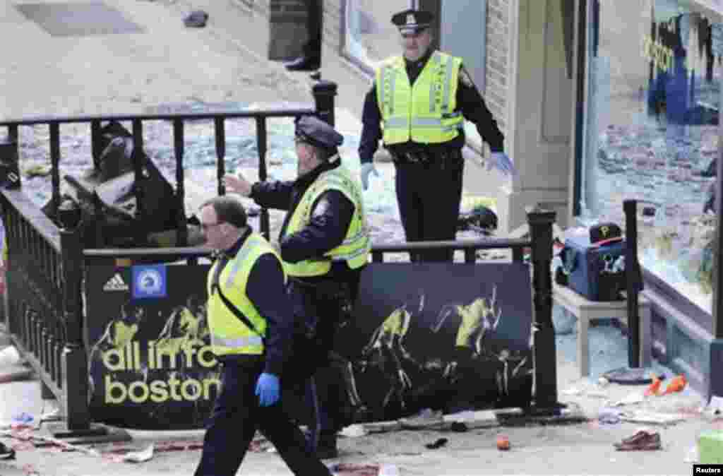 Polícia de Boston limpa uma área após a explosão perto da linha de chegada da Maratona de Boston 2013 (15 de Abril de 2013)