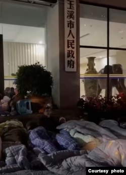 中国云南玉溪回族民众2024年12月16日在市政府门前抗议当局抓捕伊斯兰教学者和穆斯林领袖 (云南玉溪民众提供)
