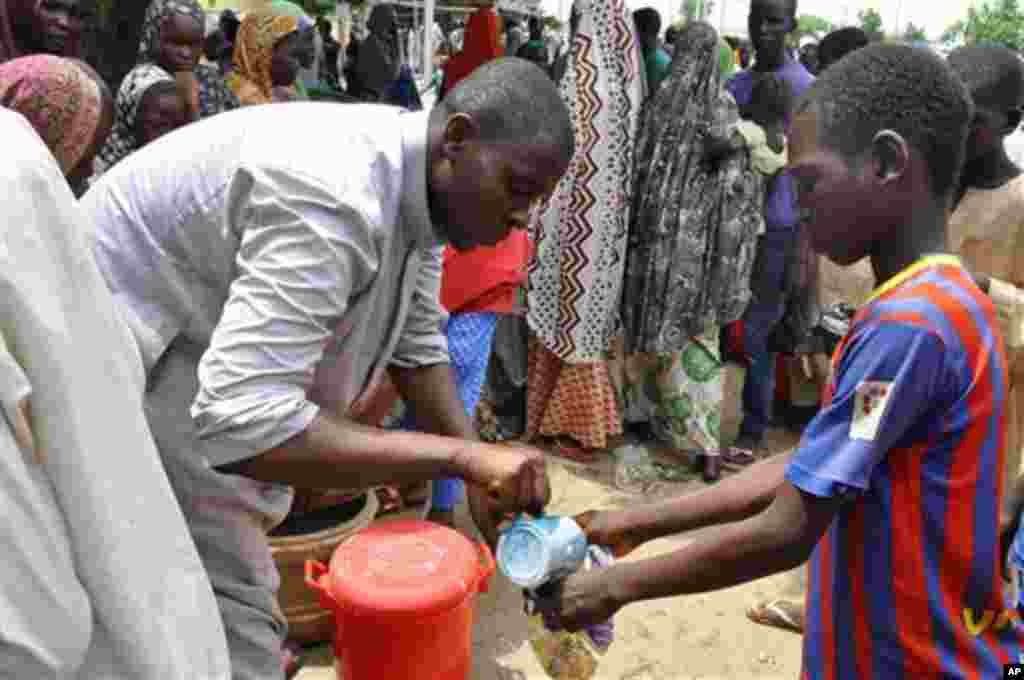 Al'umar jahar Borno wadanda suka samu kawunansu, a cikin hakin ha'ula'i a sanadiyyar rikicin Boko Haram. Wadannan wasu da ga cikin wadan da suka bar gidajensu ne a wata makarantar sakandire da aka ware don taimaka musu. 3 ga Satumba na shekara 2014. 