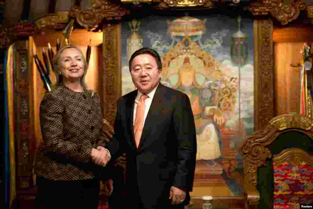 Mongolia Clinton se reunió en mongolia con su presidente y con grupos de mujeres para promove rlos avances democráticos del país.
