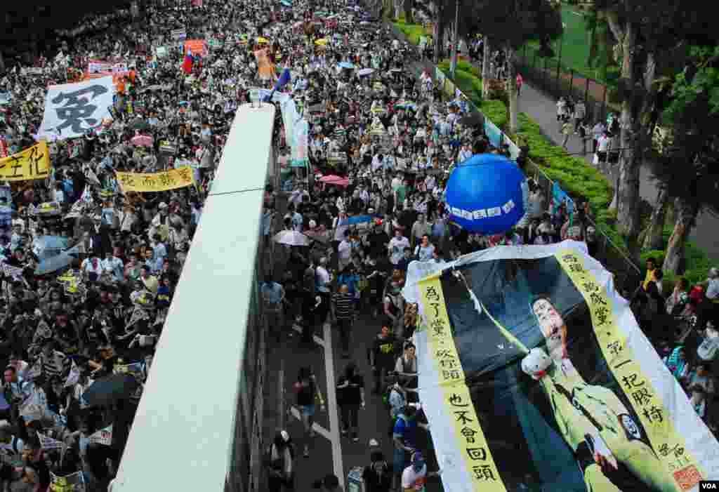 香港網民團體製作的大型海報,諷刺新任香港特首梁振英替中聯辦管治香港