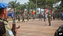 Pasukan penjaga perdamaian PBB ambil bagian dalam upacara di Bangui, Republik Afrika Tengah. (Foto: Dok)