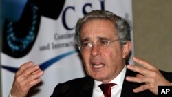 El expresidente de Colombia, Álvaro Uribe, habla durante un foro en San Salvador, El Salvador, en 2011.