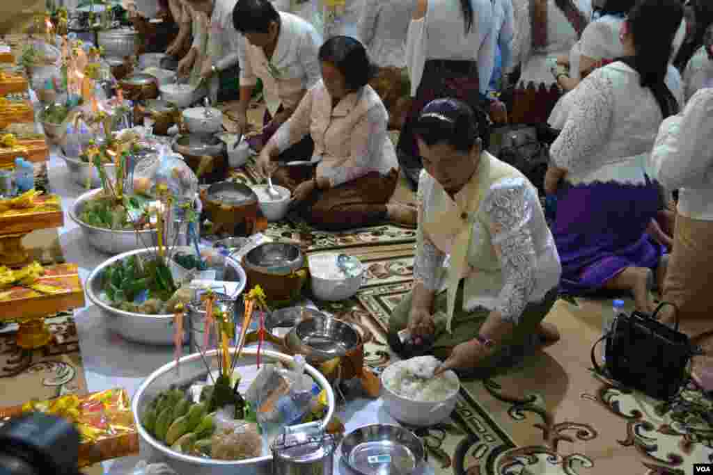 លោកស្រីម៉ែន សំអន រដ្ឋមន្រ្តីក្រសួងទំនាក់ទំនងជាមួយរដ្ឋសភា ព្រឹទ្ធសភា និងអធិការកិច្ច រាប់បាត្រដើម្បីឧទ្ទិសដល់ជនរងគ្រោះដែលបានស្លាប់នៅមន្ទីរស-២១ ក្នុងរាជធានីភ្នំពេញ កាលពីថ្ងៃព្រហស្បតិ៍ ទី០៤ ខែតុលា ឆ្នាំ២០១៨។ (ណឹម សុភ័ក្រ្តបញ្ញា/VOA)