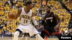 L'ex-Indiana Pacer Paul George (24) contre l'ex-Miami Heat LeBron James (6), Indianapolis, Ie 28 mai 2014