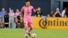 El delantero argentino de Inter Miami, Lionel Messi, con el número 10, corre con el balón durante el partido de la temporada regular de la Major League Soccer (MLS) entre Inter Miami CF y St. Louis City SC en el Chase Stadium en Fort Lauderdale, Florida, el 1 de junio de 2024.