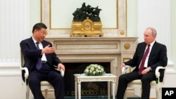 President China Xi Jinping berbicara dengan Presiden Rusia Vladimir Putin dalam pertemuan di Moskow, pada 20 Maret 2023. (Foto: Sergei Karpukhin, Sputnik, Kremlin Pool Photo via AP)