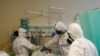 Petugas kesehatan di unit perawatan intensif (ICU), sebagai ilustrasi. (Foto: AP)