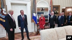 លោក​ប្រធានាធិបតី​ Donald Trump ជួប​ជាមួយ​នឹង​រដ្ឋ​មន្ត្រី​ការបរទេស​រុស្ស៊ី Sergey Lavrov (រូប​ទី២​ខាង​ឆ្វេង) នៅ​សេតវិមាន ក្នុង​រដ្ឋធានី​វ៉ាស៊ីនតោន កាលពី​ថ្ងៃទី១០ ខែឧសភា ឆ្នាំ២០១៧។