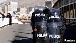Petugas dengan peralatan anti huru hara ikut serta dalam latihan untuk menjaga gerbang perbatasan di jembatan internasional antara Meksiko dan AS, di Ciudad Juarez, Meksiko, 29 Oktober 2018. (Foto: dok).