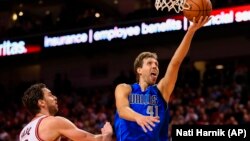 Dirk Nowitzki contre l'ex- Chicago Bull Pau Gasol à Lincoln, Nebraska, le 23 octobre 2015. 