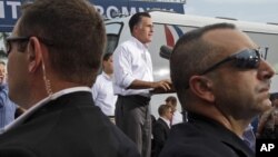 Agentes del Servicio Secreto custodian a Mitt Romney en el Palacio de los Jugos, en Miami.