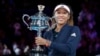 Naomi Osaka berpose dengan trofi setelah mengalahkan Petra Kvitova dari Republik Ceko di final tunggal putri di kejuaraan tenis Australia Terbuka di Melbourne, Australia, Sabtu 26 Januari 2019 (Foto: AP/Aaron Favila)