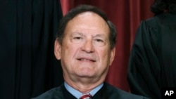 ARCHIVO - El magistrado Samuel Alito se une a otros miembros de la Corte Suprema de Estados Unidos mientras posan para una foto grupal, el 7 de octubre de 2022, en el edificio de la Corte Suprema, en Washington.
