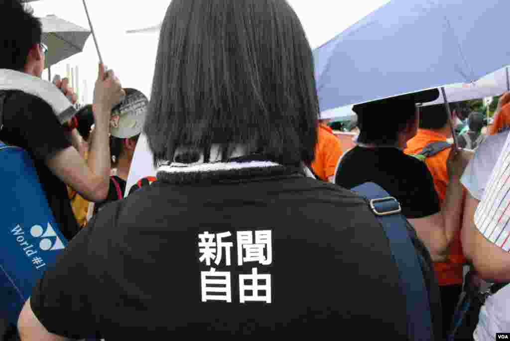 有記者穿上印有「新聞自由」的T恤上街,工作兼表達捍衛香港新聞自由的訴求