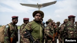 Wanajeshi wa Kenya kutoka kikosi cha EACRF waonekana wakiondoka kutoka uwanja wa ndege wa Goma, Kivu Kaskazini.