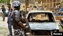 Polisi Nigeria memeriksa lokasi serangan bom di Sabon Gari, Kano, Nigeria bulan lalu. Polisi Nigeria menyangkal laporan baru soal penculikan. 