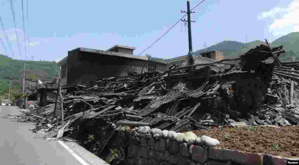 2013年4月20日星期六,中国四川省雅安市芦山县发生里氏7级强烈地震。照片显示地震后房屋倒塌的损坏情况。