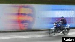 Vista general de un mural para la campaña a la reelección del presidente Nicolás Maduro, en Caracas. Especialistas resaltan cómo el chavismo ha matizado su tradicional rojo en cada una de sus campañas desde 2006.