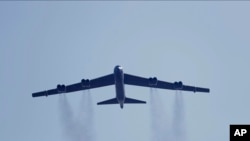Un B-52 Statofortress de l'armée de l'air américaine effectue un survol du Capital One Field avant un match de football universitaire de la NCAA entre le Maryland et le Michigan, le samedi 2 novembre 2019, à College Park, au Maryland.