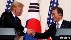 지난해 11월 도널드 트럼프 미국 대통령과 문재인 한국 대통령이 청와대에서 열린 공동 기자회견을 마친 후 악수하고 있다.