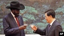 South Sudan's President Salva Kiir Mayardit (L) and his Chinese counterpart Hu Jintao toast during a signing ceremony at the Great Hall of the People in Beijing, April 24, 2012.