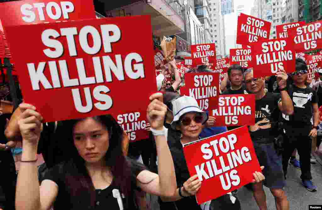 2019年6月16日,香港人示威遊行,舉起 “停止殺害我們” 標語牌,抗議警察在6月12日濫用警權暴力驅趕示威者。