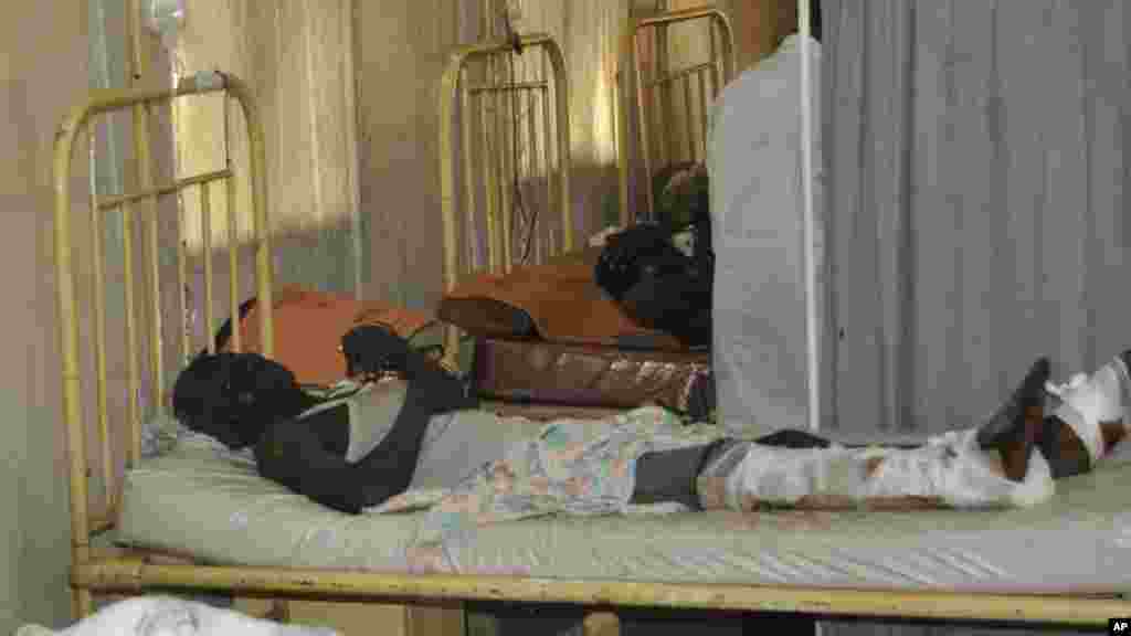 Des victimes de l'explosion d'une bombe à la mosquée centrale reçoivent un traitement à l'hôpital spécialisé Murtala Muhammed, à Kano, au Nigeria, samedi 29 novembre, 2014.
