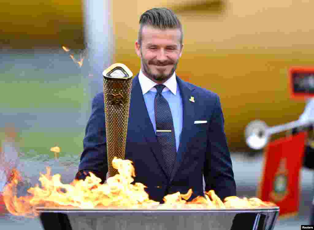Beckham, duta Olimipade London 2012, setelah menyalakan obor Olimpiade di Cornwall, Inggris, 18 Mei 2012. (Reuters/Toby Mellville)