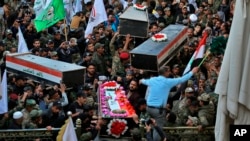 Waombolezaji wakiwa wamebeba jeneza la mpiganaji wa kikosi kinachosaidiwa na Iran aliyeuawa na shambulizi la anga lililofanywa na Marekani, wakati wa maziko yake huko Najaf, Iraq, Disemba. 31, 2019. 