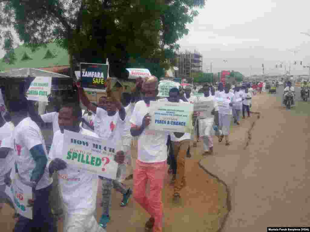 Gamayyar kungiyoyi masu zaman kansu da wasu kungiyoyin matasa sun yi zanga zangar lumana a birnin Zamfara, Gusau, kan yawan garkuwa da kashe kashen mutane da ake yi a Jihar. 