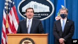 존 데머스 법무부 국가안보 담당 차관보와 크리스토퍼 레이 미 연방수사국(FBI) 국장이 28일 워싱턴 법무부에서 화상 기자회견을 갖고 중국 정부를 대신해 외국에 거주하는 중국인들에게 협박, 감시 활동을 한 협의로 8명의 중국인을 기소했다고 밝혔다. 