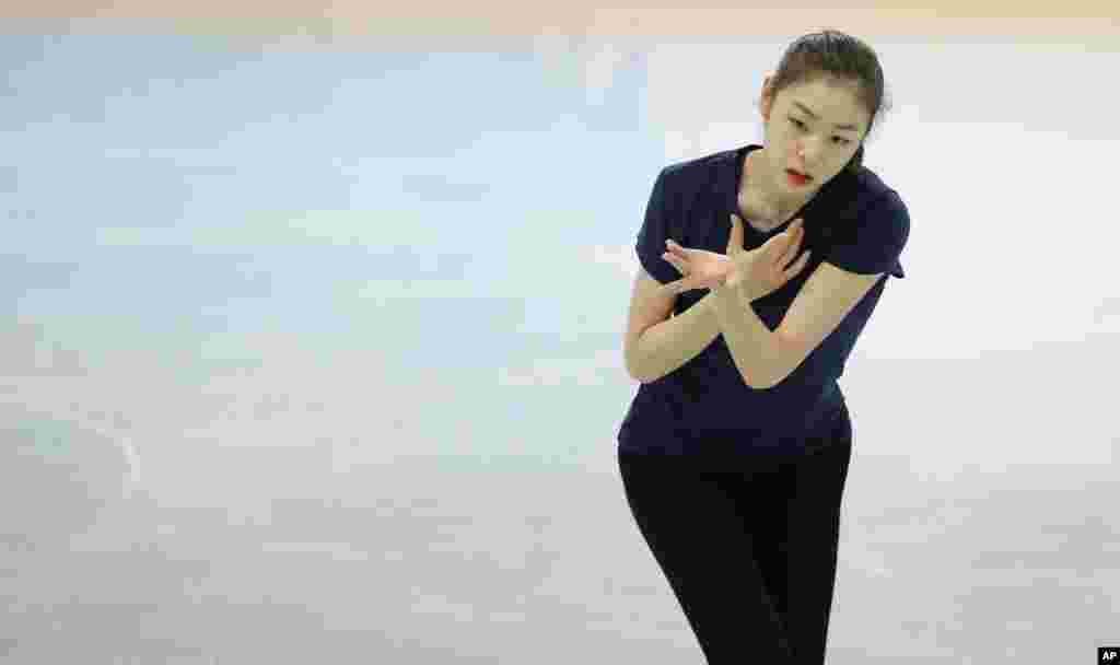 Atlet figure skating Korea Selatan Yuna Kim berlatih di arena skating Senin (17/2) bersiap untuk pertandingannya Rabu pekan ini. 