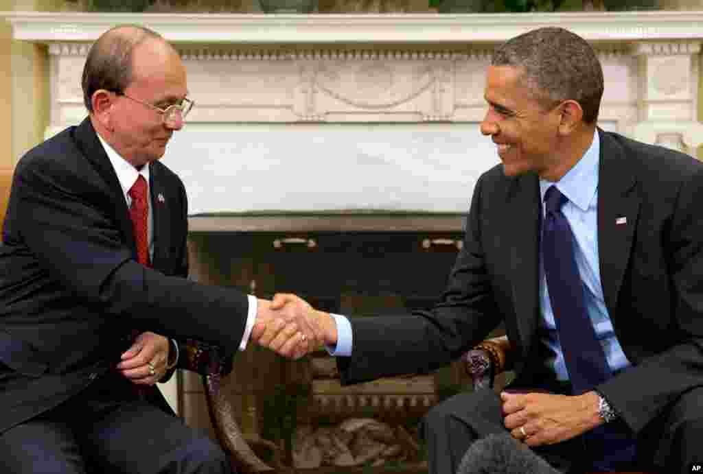 Presiden AS Barack Obama berjabat tangan dengan Presiden Burma Thein Sein pada pertemuan di Ruang Oval, Gedung Putih di Washington (20/5). (AP/Jacquelyn Martin)