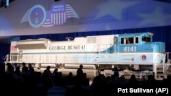 Представлення потяга, названого "4141" на честь 41-го президента США Джорджа Г. В. Буша, в Техаському університеті A&M, штат Техас, 18 жовтня 2005 року. Цей локомотив перевозитиме тіло Буша в четвер, 6 грудня 2018 року, до місця поховання на території президентської бібліотеки.