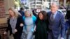 Saudara-saudara Scott Johnson, pria gay AS yang tewas dibunuh di Sydney, hadir di pengadilan di Sydney, Australia Mei lalu (foto: dok). 