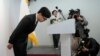 韩国执政党国民力量党的领导人韩东勋2024年4月11日在记者会上鞠躬。 （美联社） 