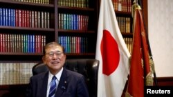 當選日本自民黨新總裁的石破茂在日本東京的自民黨辦公室拍照。（路透社照片）