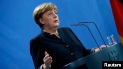 La canciller alemana Angela Merkel durante la conferencia de prensa que ofreció en Berlín para responder a recientes declaraciones del presidente electo de Estados Unidos, Donald Trump.