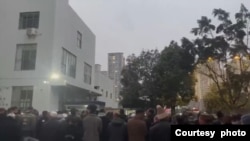 中国云南玉溪回族民众2024年12月16日在市政府门前抗议当局抓捕伊斯兰教学者和穆斯林领袖 (云南玉溪民众提供)
