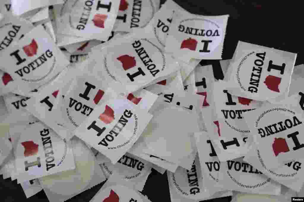 Pegatinas alusivas a la elección presidencial de EE.UU. New Richmond, Ohio, el 3 de noviembre de 2020.