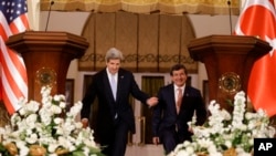 U.S. Secretary of State John Kerry, left, enters a news conference with Turkish Foreign Minister Ahmet Davutoglu in Ankara, Turkey, on March 1, 2013. 