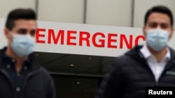 Para pengunjung melintas di depan ruang gawat darurat di tengah pandemi virus corona di Manhattan, New York, 4 Desember 2020. 