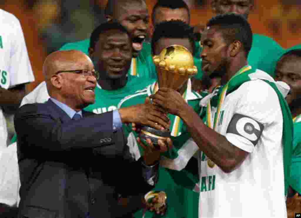 Shugaba Jacob Zuma na Afirka ta Kudu yana mika kofin Zakarun Afirka ga Kyaftin na 'yan wasan Najeriya, Joseph Yobo.