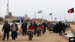 Warga Afghanistan di perbatasan Islam Qala dengan Iran, di provinsi Herat barat, kembali ke negaranya, 20 Februari 2019. (Foto: dok). 