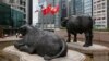 資料照： 香港交易所外的中國國旗、香港旗幟和港交所旗幟。